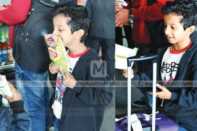 Unaware of his parent's death, Madhav reaches home with a pack of fries