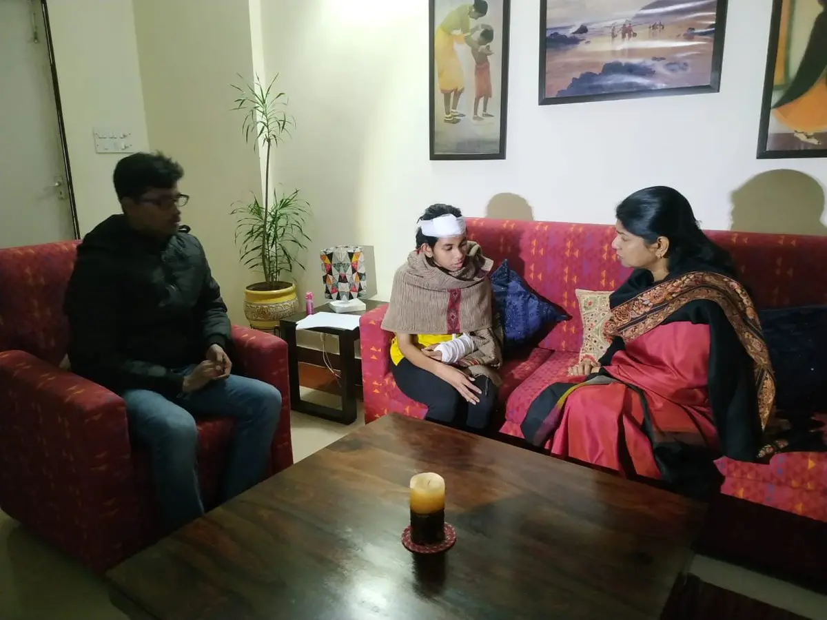 Kanimozhi speaking to JNUSU president Aishe Ghosh (Photo: Twitter)
