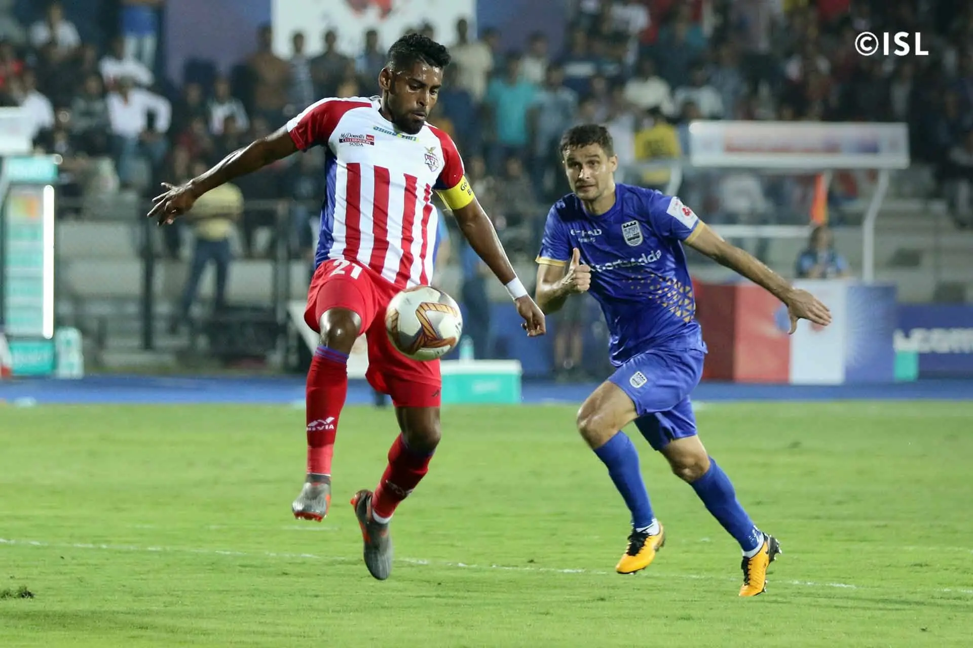 ATK's Roy Krishna and Mumbai City FC's Mato Grgic in action (Photo: Twitter.ISL)