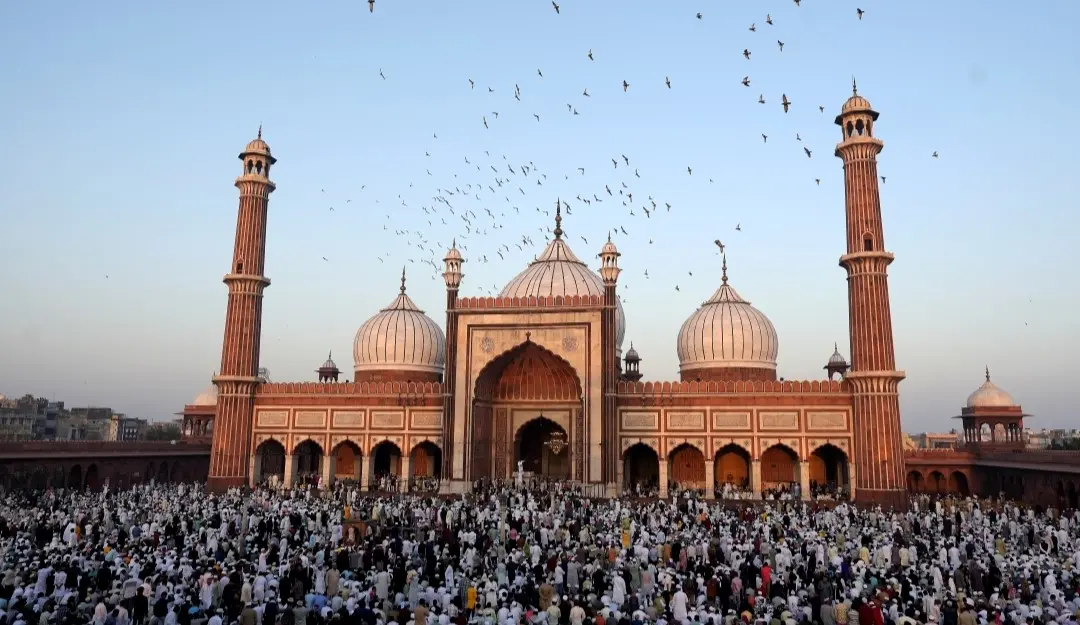People offer 'namaz' on the occasion of 'Eid-ul-Fitr' festival, at Jama Masjid in the old quarters of Delhi