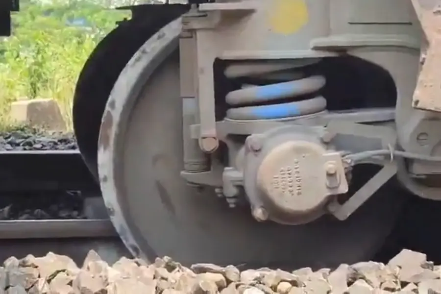 1 killed, 7 injured as Bengaluru-Kamakhya AC Express derails in Odisha | VIDEO
