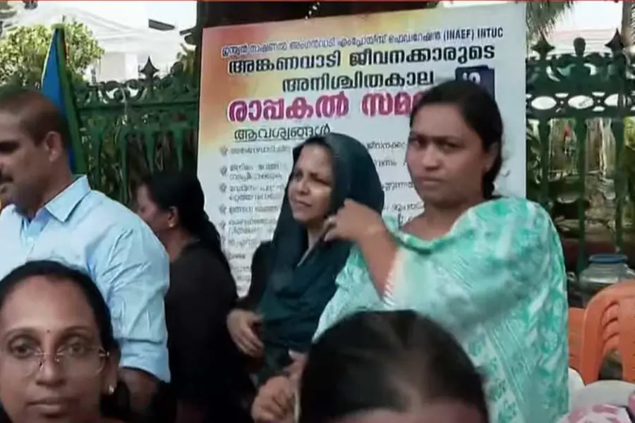 ആവശ്യം പരിശോധിക്കാമെന്ന് മന്ത്രിയുടെ ഉറപ്പ്; അങ്കണവാടി ജീവനക്കാരുടെ സമരം അവസാനിപ്പിച്ചു