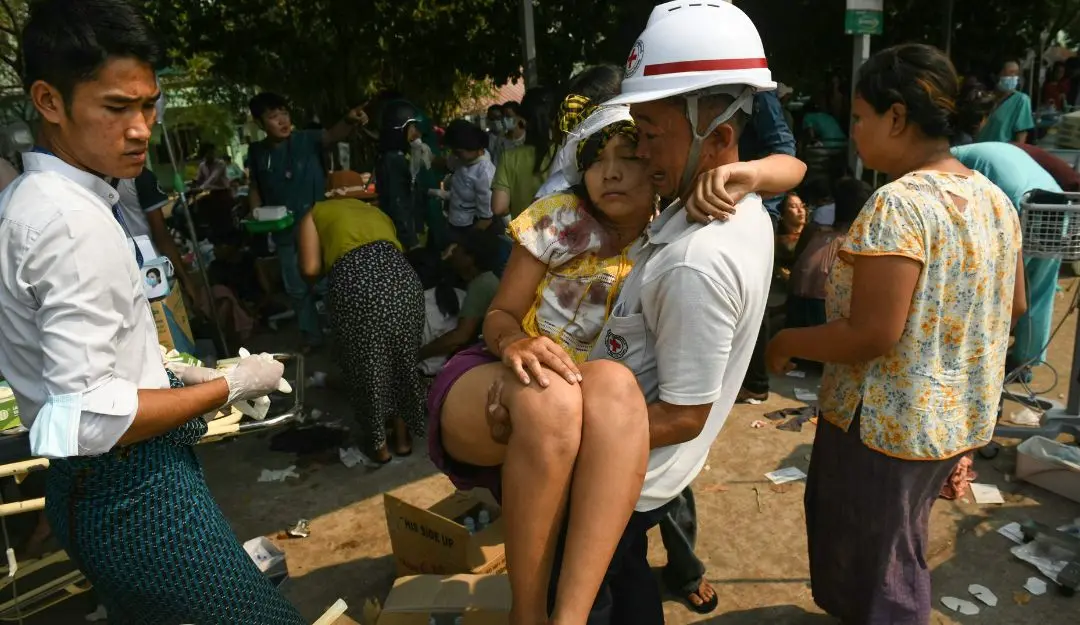 An earthquake survivor is carried as she waits to receive medical attention at a hospital in Naypyidaw on March 28, 2025, after an earthquake in central Myanmar | Photo: AFP