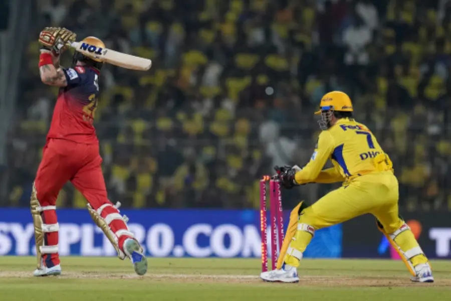 Magical glovework: No margin for error when Dhoni is behind the stumps! | WATCH