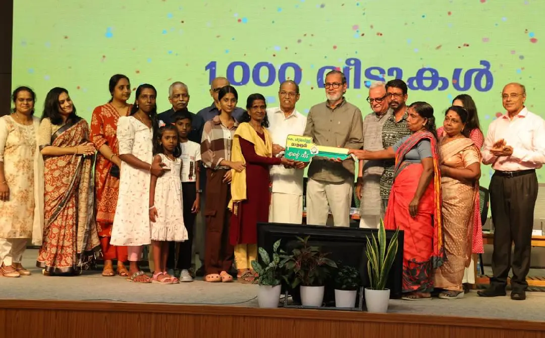 The key to the thousandth house being handed over | Photo: TK Pradeep Kumar