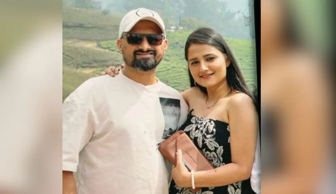 Gauri Khedekar alias Gauri Anil Sambrekar and Rakesh Rajendra Khedekar.