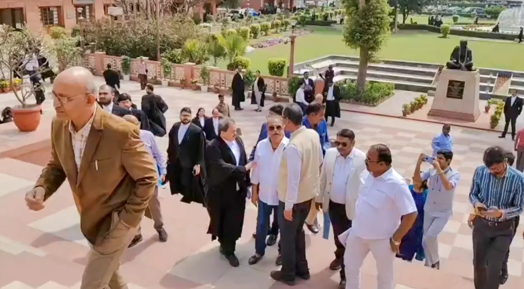 Bar Association members arrive at the Supreme Court to meet CJI over Justice Yashwant Varma row, in New Delhi | Photo: PTI