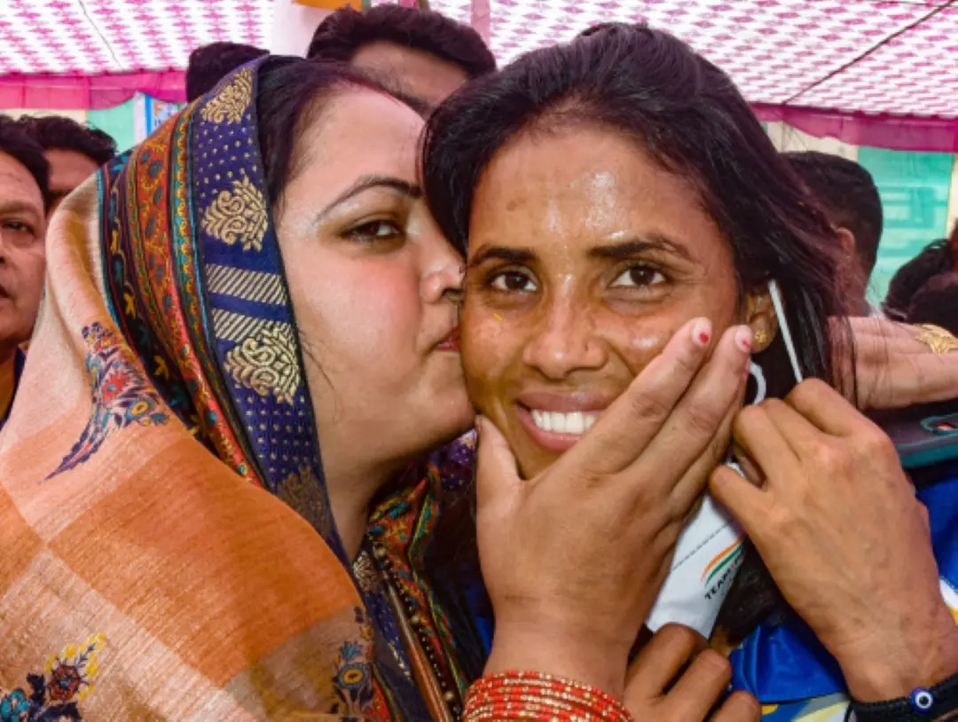 Indian Women's Hockey team player Vandana Kataria receives a warm welcome by her family member, in Haridwar. | File Photo: PTI