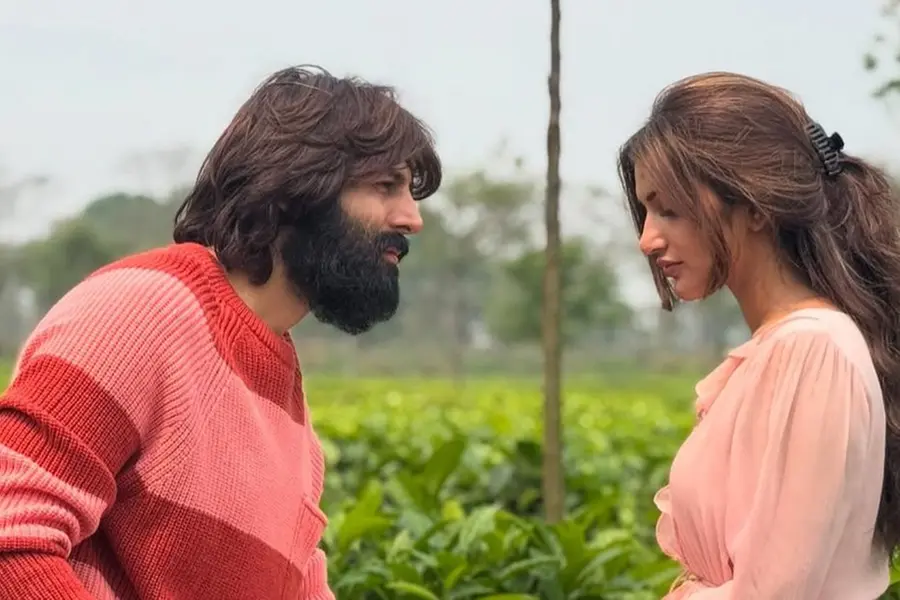 Sreeleela mobbed by crowd in Darjeeling; Kartik Aaryan walks ahead unaware