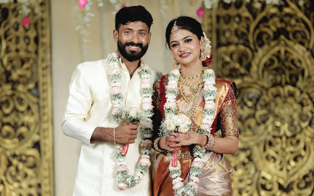 വിവാഹച്ചടങ്ങിനിടെ അക്ഷയ് ചന്ദ്രനും ഭാര്യ ഐശ്വര്യയും