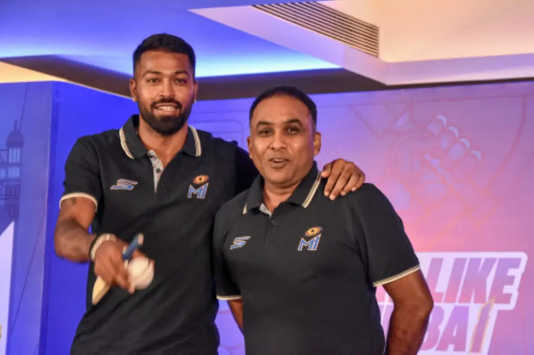 Mumbai Indians captain Hardik Pandya and Head Coach Mahela Jayawardene pose for a picture during press conference | Photo: ANI