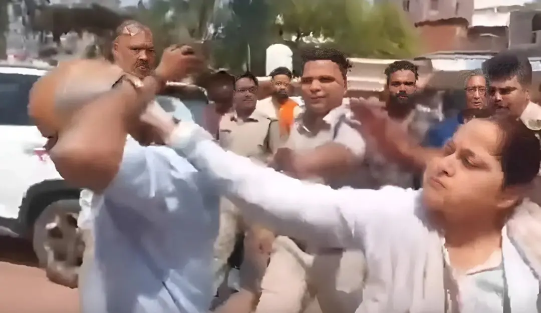 A woman assaulting a priest in Jabalpur.