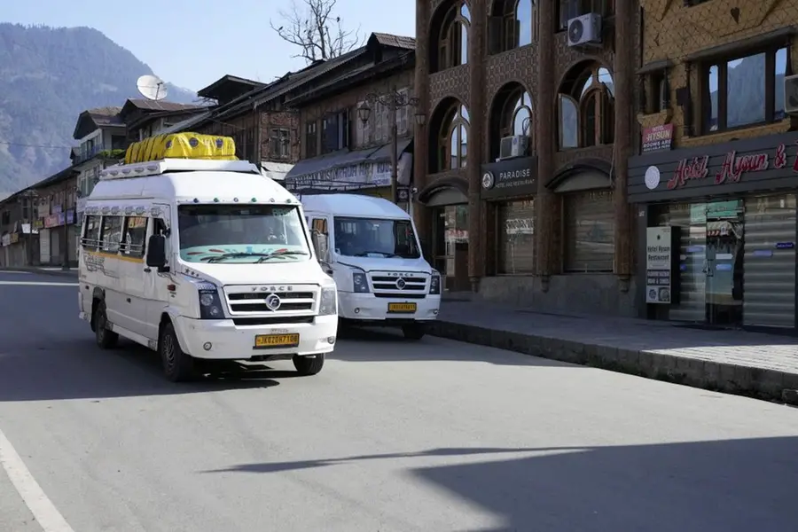 Tourist exodus from Pahalgam after terrorist attack | VIDEO