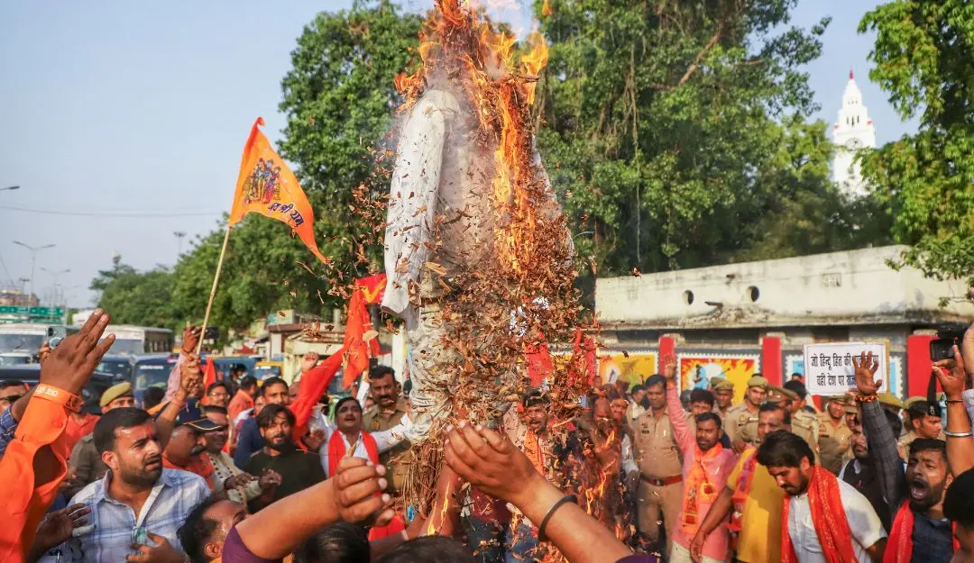 Vishwa Hindu Parishad (VHP) supporters burn an effigy in Murshidabad violence (Photo: ANI)