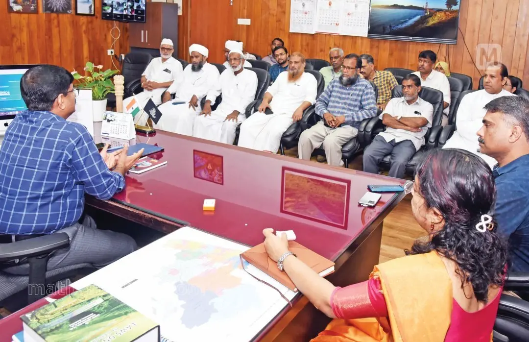 'കുഞ്ഞോമന ജനിക്കേണ്ടത് ഏറ്റവും സുരക്ഷിത കരങ്ങളില്‍, പ്രസവം സുരക്ഷിതമാക്കാന്‍ ആശുപത്രിതന്നെ തിരഞ്ഞെടുക്കാം' എന്ന കാമ്പെയിന്റെ ഭാഗമായി കളക്ടര്‍ വി.ആര്‍. വിനോദ് വിളിച്ചുചേര്‍ത്ത മതനേതാക്കളുടെ യോഗം