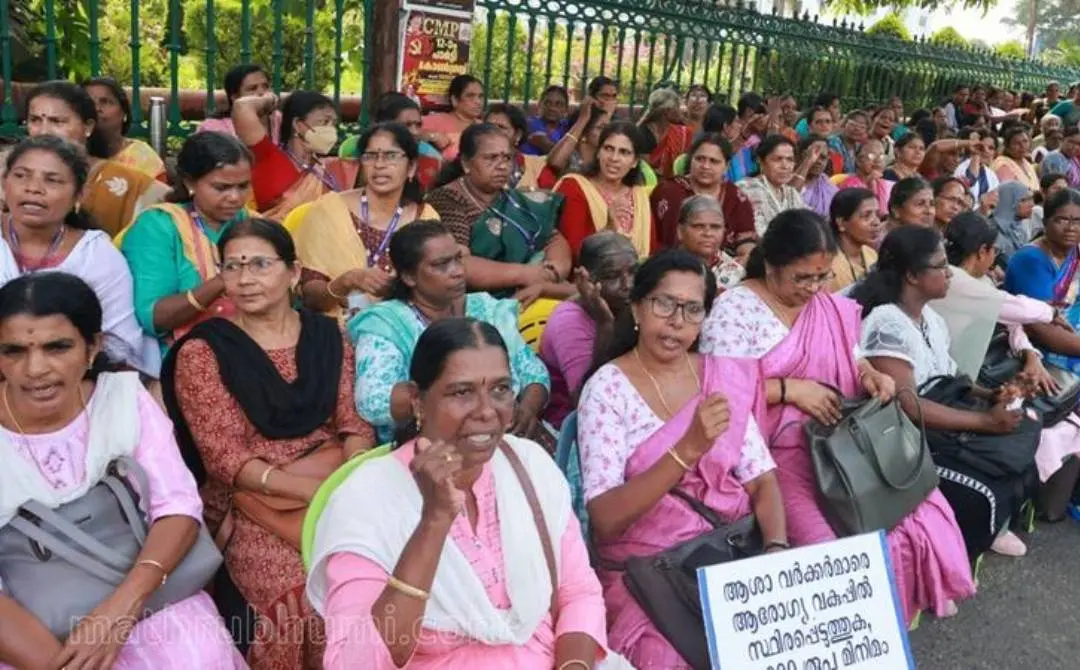 ആരോഗ്യവകുപ്പിൽ സ്ഥിരപ്പെടുത്തണമെന്നാവശ്യപ്പെട്ട് ആശവർക്കർമാർ നടത്തിയ സെക്രട്ടറിയേറ്റ് ധർണ്ണയിൽ പങ്കെടുക്കുന്നവർ | ഫോട്ടോ: എസ്. ശ്രീകേഷ് / മാതൃഭൂമി