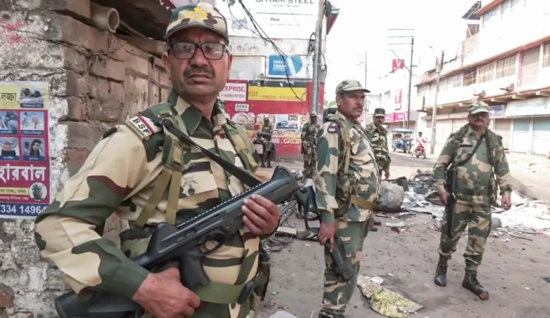 BSF personnel stands guard after violence erupted on Apr 11 during a protest against the Waqf Amendment Act, in Murshidabad. | Photo: PTI