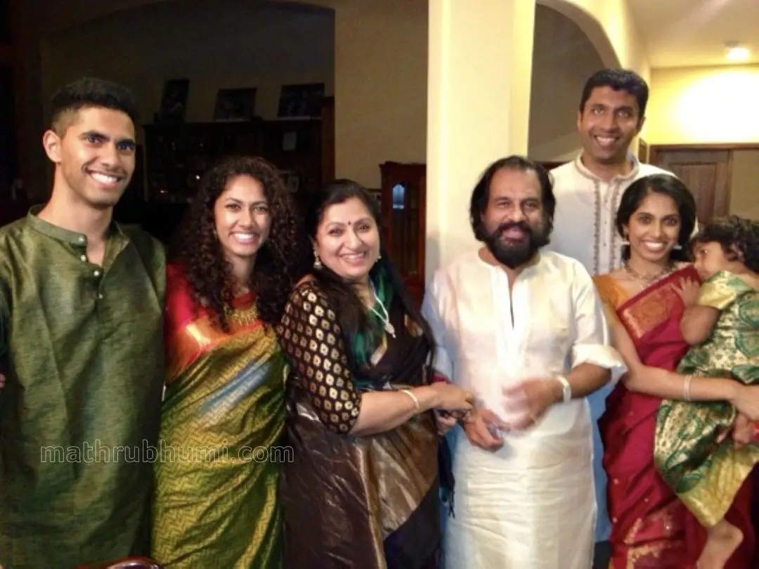 Yesudas and Prabha with Thampy Antony's children — Kayal (son), Sandhya, Nadhi — son-in-law Roy Mathew, and granddaughter Diyamol.