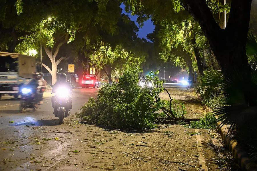 Flights, traffic disrupted as dust storm sweeps through Delhi and northern India