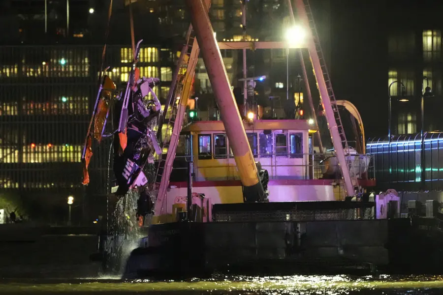 6 people, including three children, killed in helicopter crash in New York's Hudson River