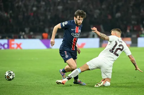 Paris Saint-Germain's Georgian forward Khvicha Kvaratskhelia (L) and Aston Villa's French defender Lucas Digne fight for the ball during the UEFA Champions League Quarter final first leg football match between Paris Saint-Germain (FRA) and Aston Villa (ENG) at the Parc des Princes stadium in Paris on April 9, 2025.| Photo: AFP