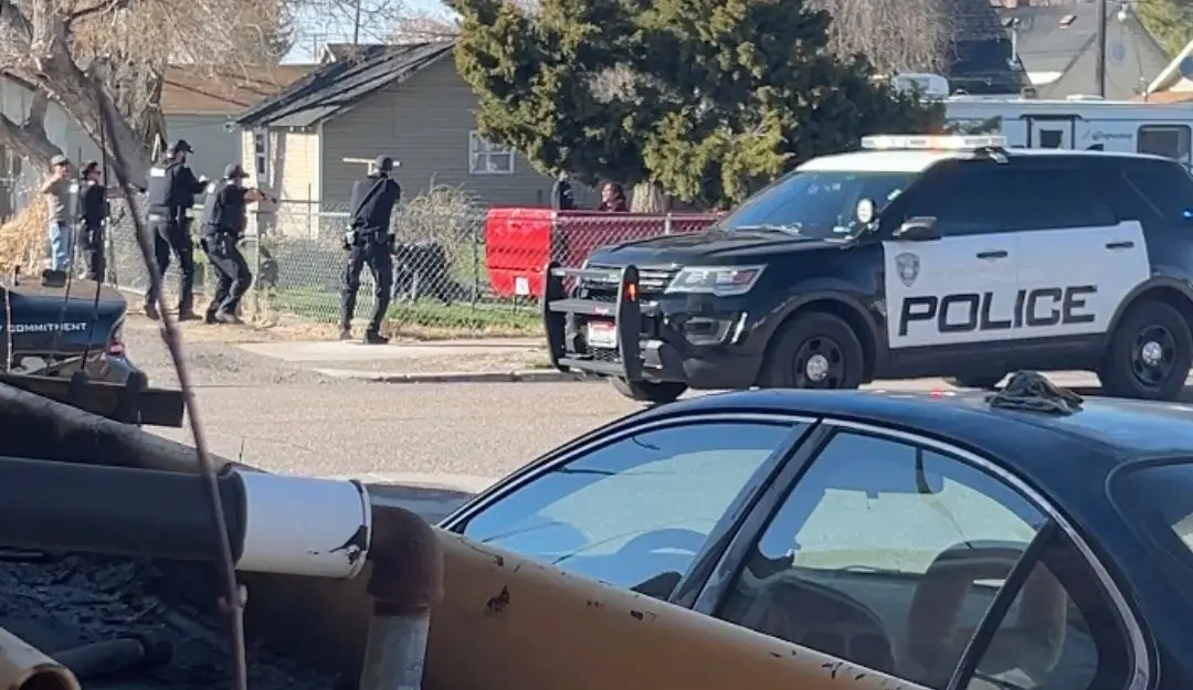 In this image made from video, police are seen shortly before opening fire on a teen on the other side of a fence | Photo: AP