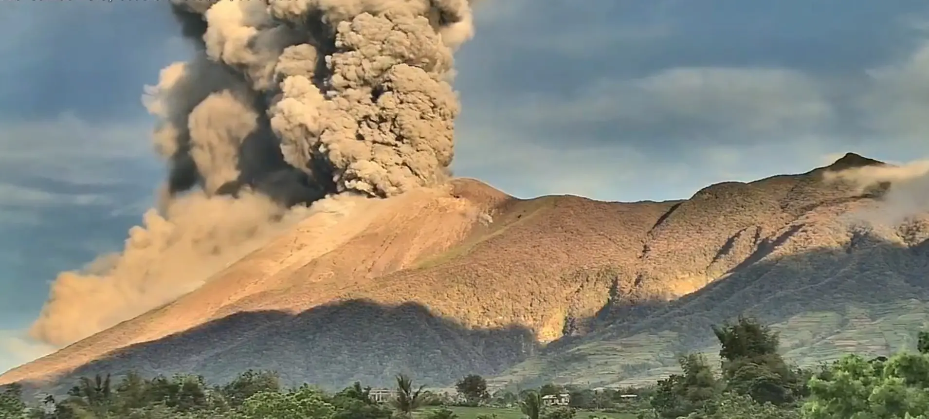 Mount Kanlaon erupts | Photo: Screen grab of X/ @phivolcs_dost