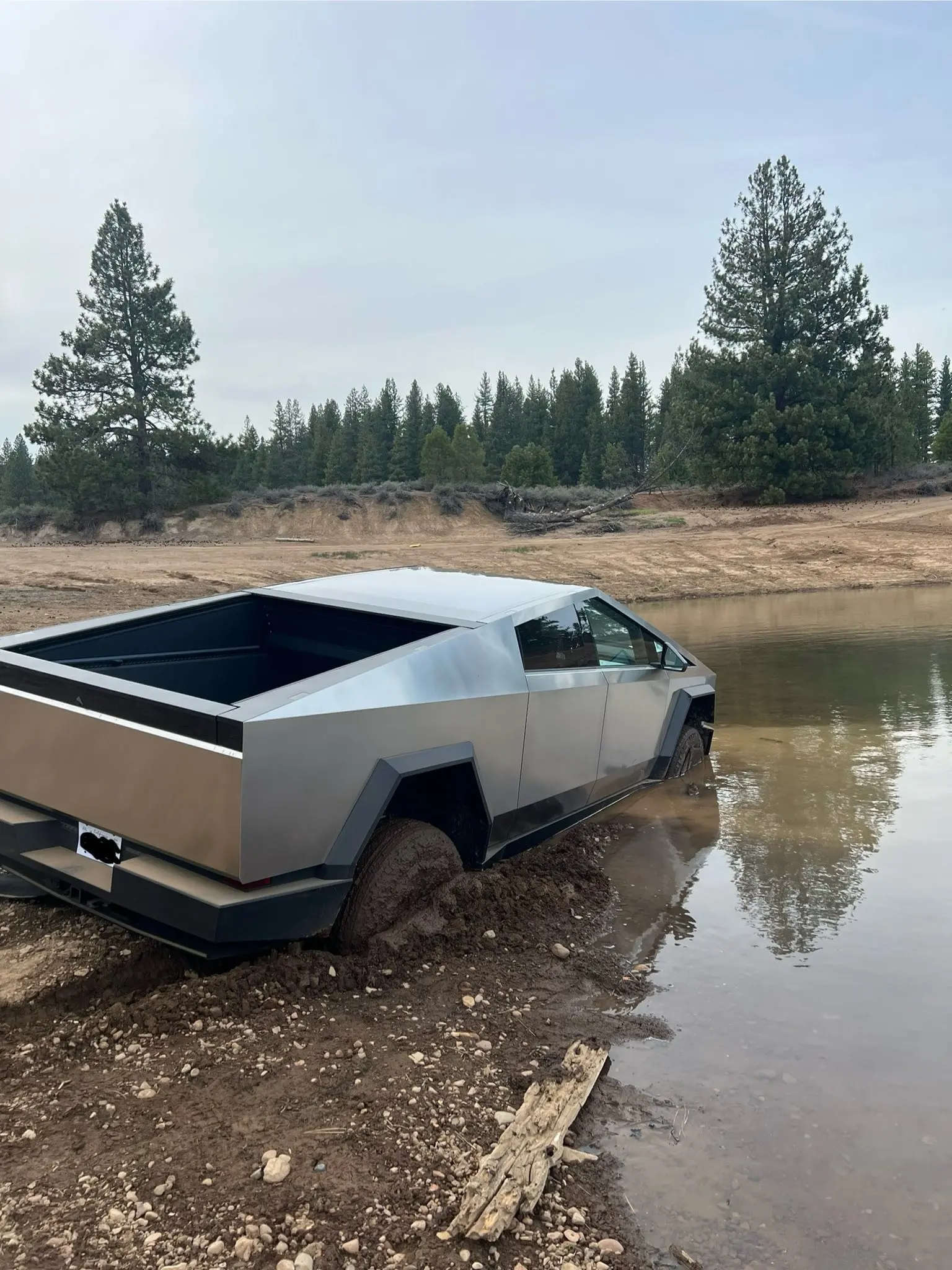 Cybertruck stuck in water | Photo: Facebook/CHP - Truckee