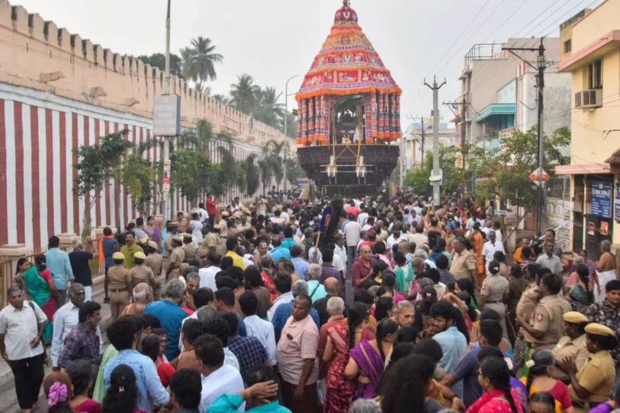 Devotees flock to Trichy for Chithirai car festival celebrations in Srirangam | WATCH