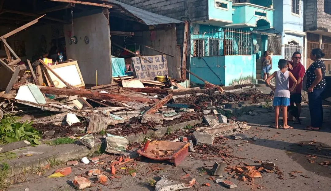 A family in front of a damaged house after the earthquake that struck Ecuador (Photo: AFP)