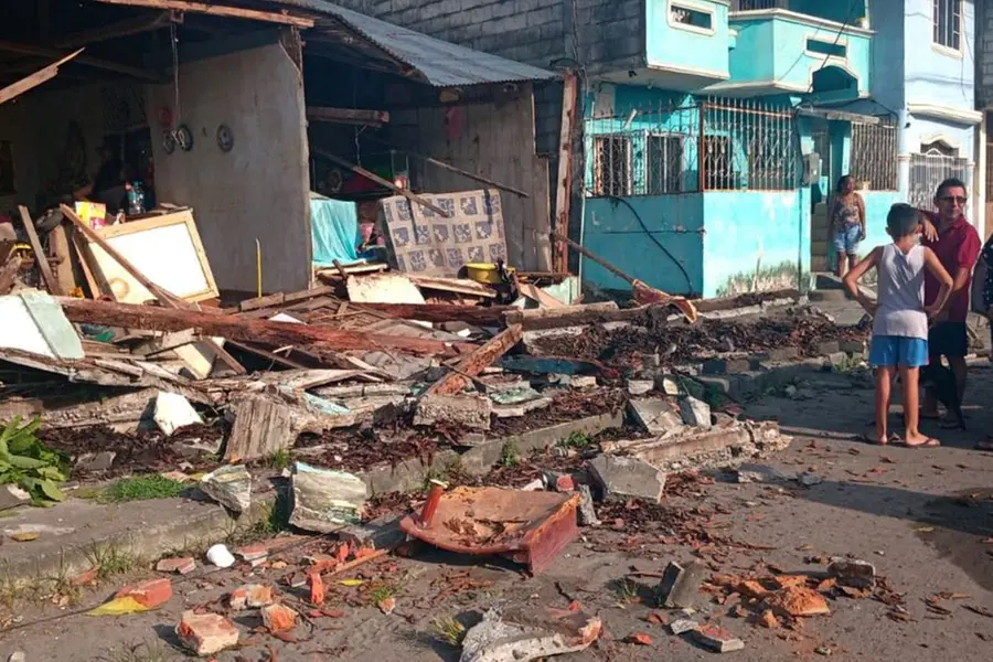 6.3 magnitude quake in Ecuador injures 32, damages over 800 buildings