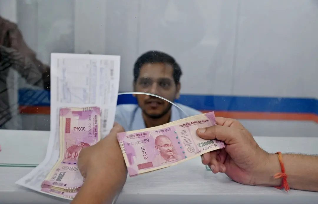 People exchange their Rs 2000 currency note at a bank following the RBI's decision to withdraw its circulation | File Photo: ANI