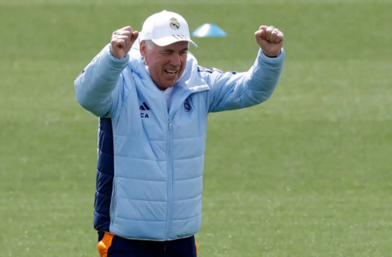 Real Madrid's Italian coach Carlo Ancelotti leads a training session on the eve of the Spanish league football match between FC Barcelona and Real Madrid CF, at Real Madrid Sports City in Valdebebas, in the outskirts of Madrid. | Photo: AFP