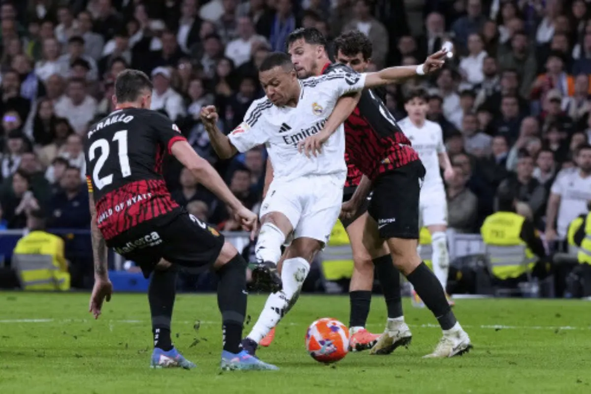 Real Madrid's Kylian Mbappe, centre, scores his side's first goal during a Spanish La Liga soccer match between Real Madrid and Mallorca in Madrid, Spain | Photo: AP