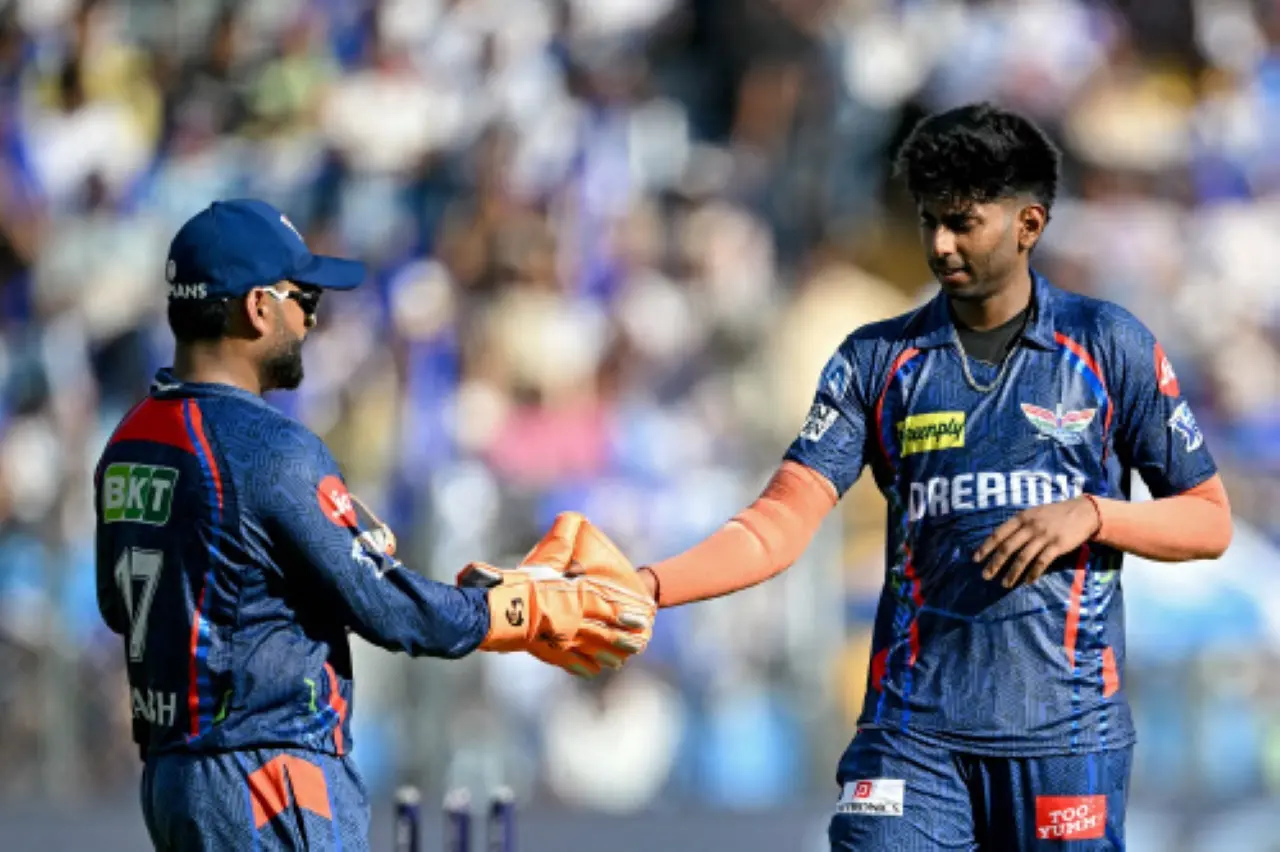 Lucknow Super Giants' Mayank Yadav (R) with captain Rishabh Pant. | Photo: AFP