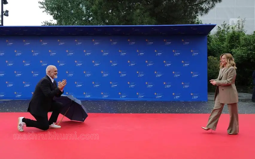 Albania's Prime Minister Edi Rama welcomed Italy's Giorgia Meloni in a grand gesture, by kneeling on one knee on the red carpet and offering a respectful 'namaste'. Photo: AP
