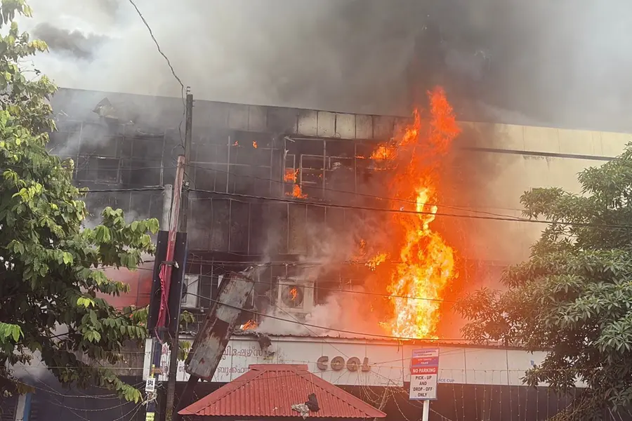 Fire engulfs clothing store near Kozhikode bus stand, fire units battle flames