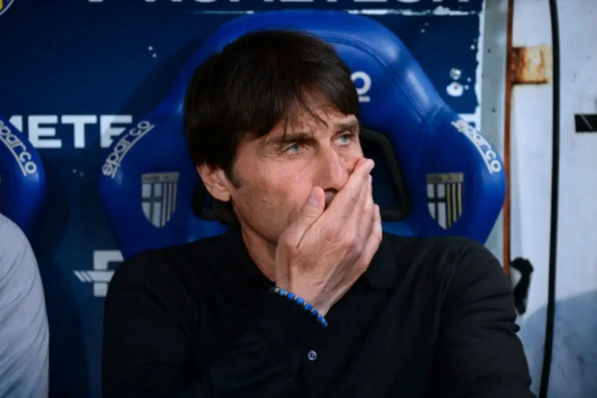 Napoli's Italian coach Antonio Conte looks on before the Italian Serie A football match between Parma and Napoli at the Tardini stadium in Parma on May 18, 2025. | Photo: AFP