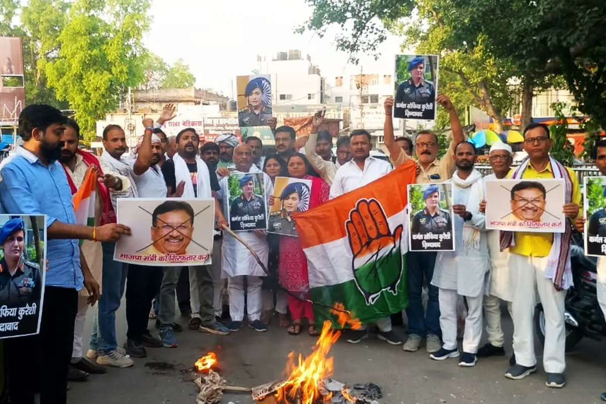 Congress supporters burn an effigy during a protest against Madhya Pradesh minister Kunwar Vijay Shah over his statement on Colonel Sofia Qureshi | Photo: ANI