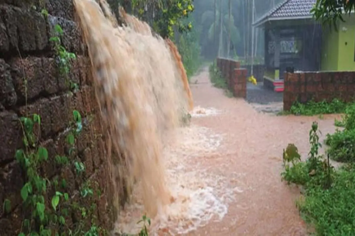 Amid heavy rain, water from the national highway is gushing and surging into the yard of a house at Thottassery near Velimukku Palakkal. | Photo: Mathrubhumi