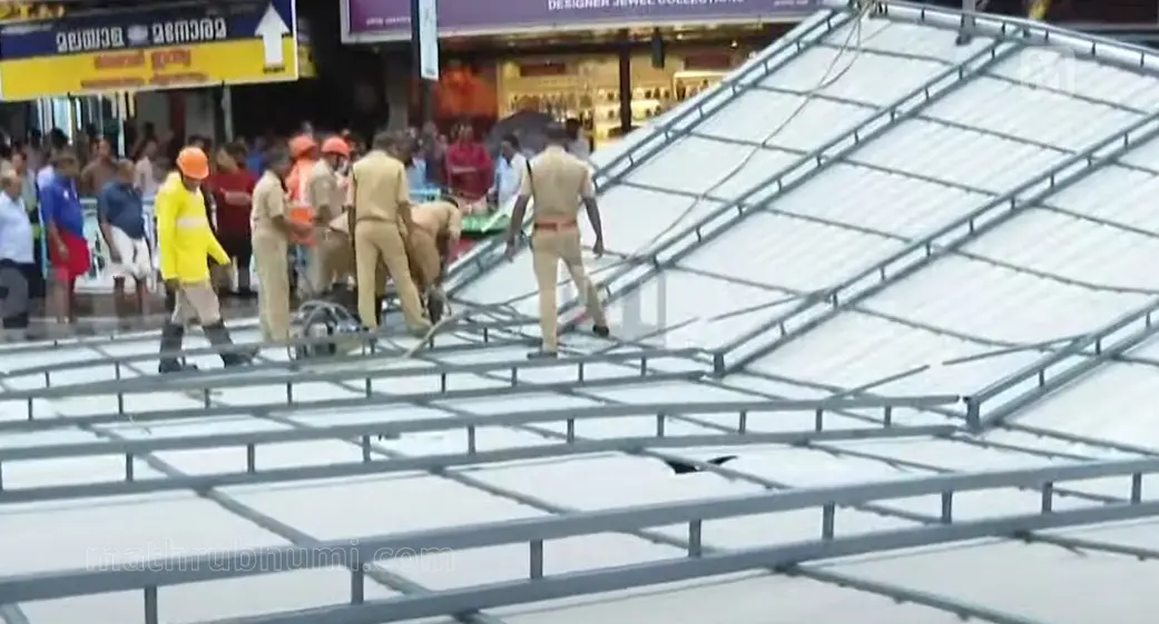Roof collapses near Thrissur bus stand