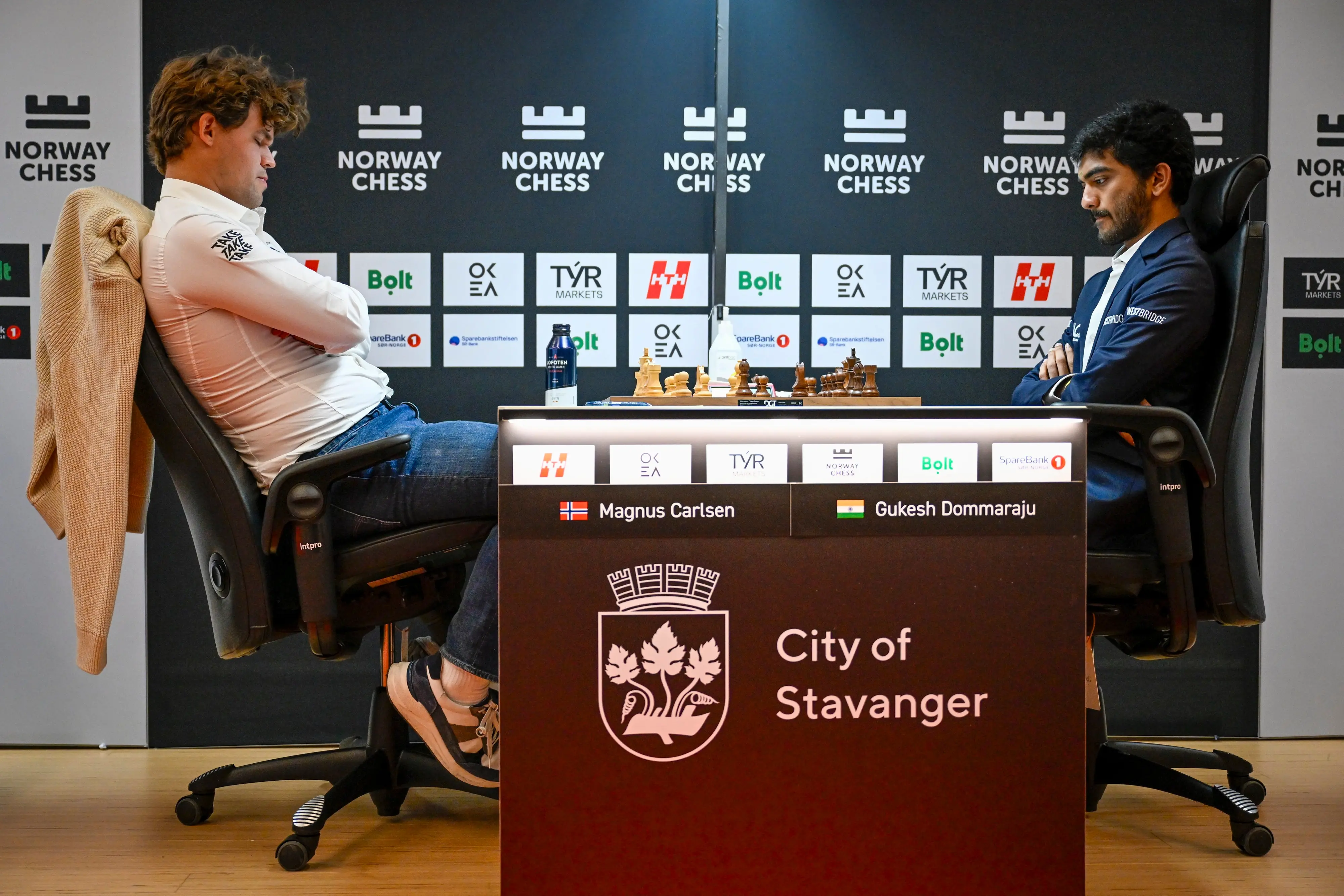 Magnus Carlsen (L) and Gukesh Dommaraju (R) during the first game of Norway Chess in Finansparken in Norway | Photo: AP