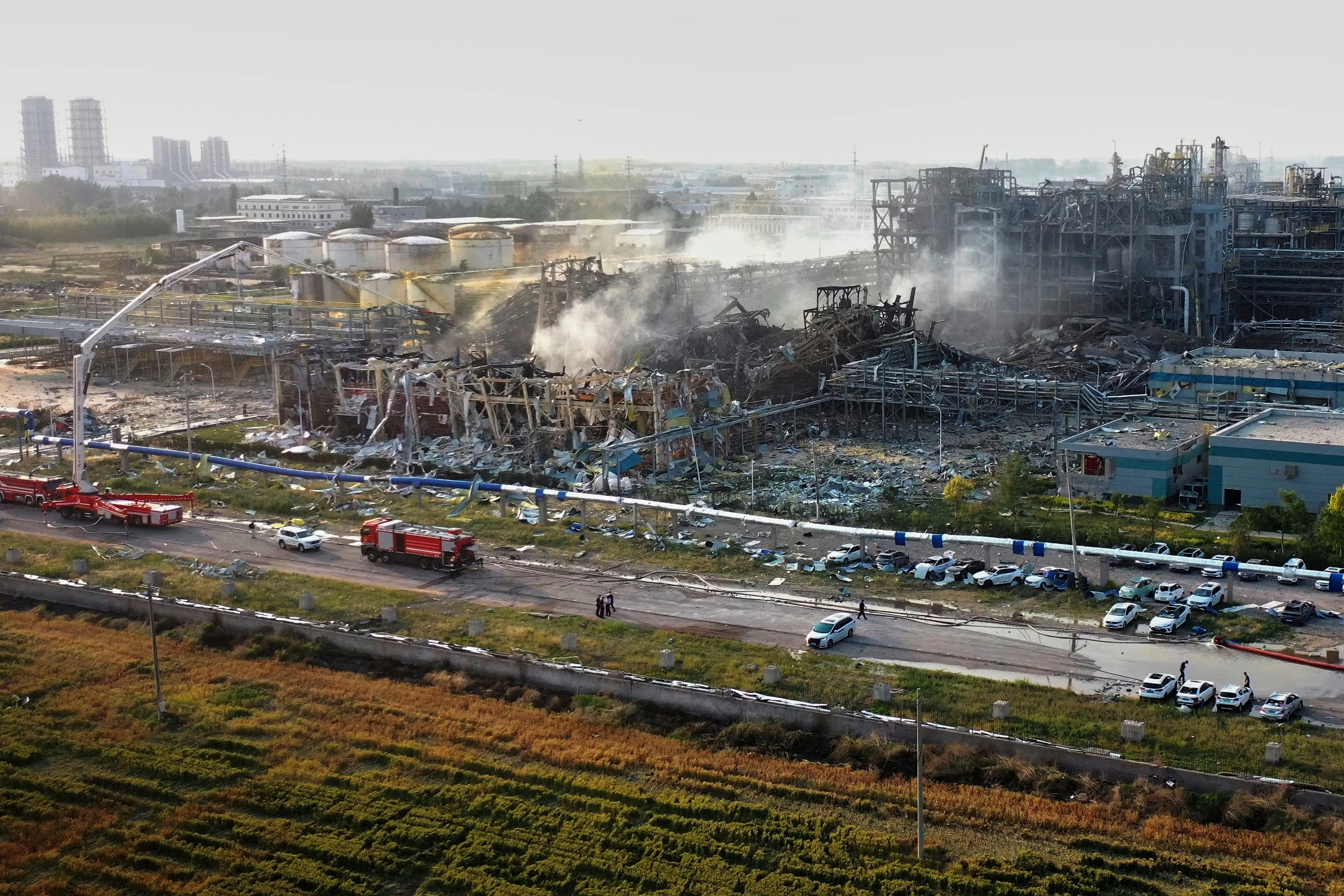 In this photo released by Xinhua News Agency, Firefighters extinguish fires at the explosion site of a chemical plant in Gaomi, in east China's Shandong Province. | Photo: AP