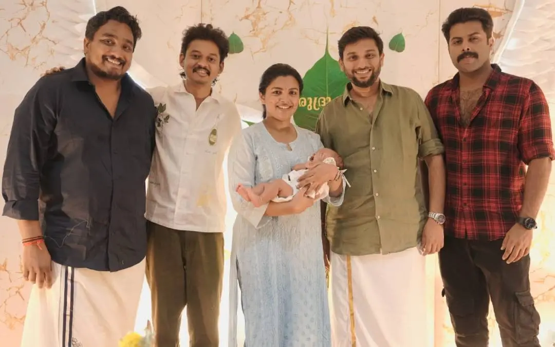 ബേബി ഗേളിന്റെ സെറ്റില്‍ നടന്ന കുട്ടിയുടെ പേരിടല്‍ ചടങ്ങില്‍ നിന്ന്