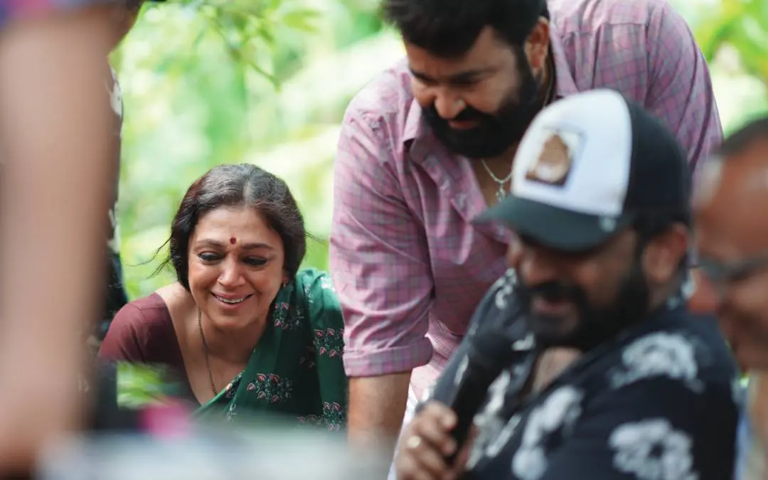 ശോഭനയും മോഹൻലാലും സിനിമയുടെ സെറ്റിൽ