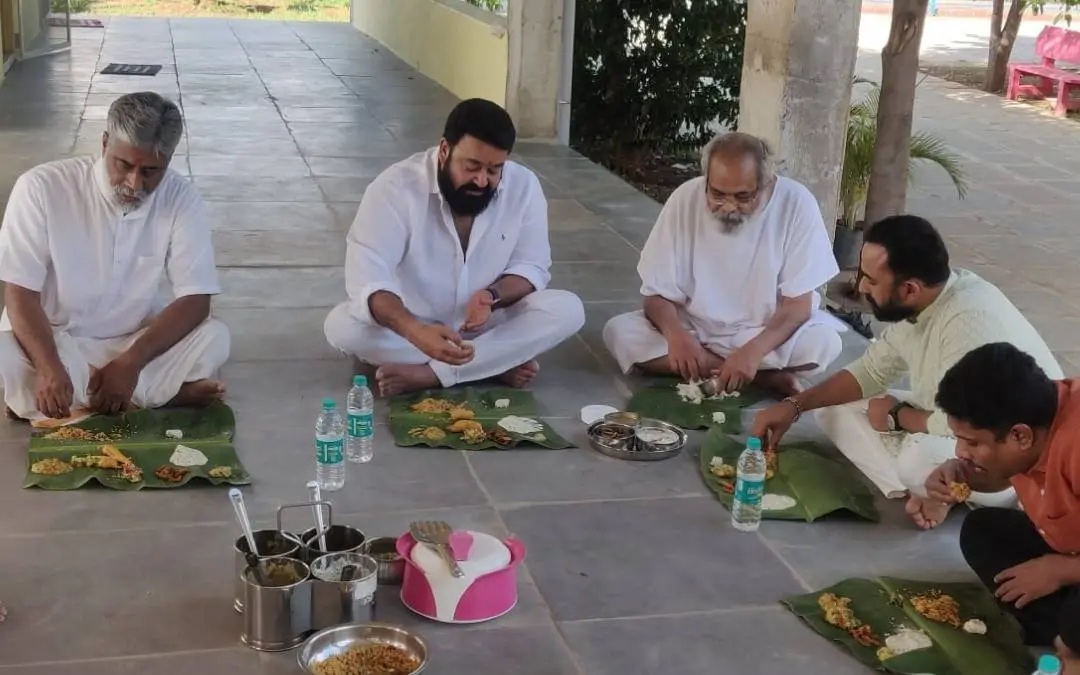 അവധൂത നാദാനന്ദജീ മഹാരാജിനൊപ്പം ഭക്ഷണം കഴിക്കുന്ന മോഹന്‍ലാല്‍