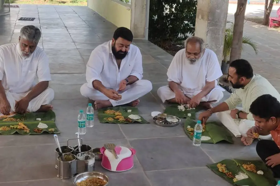 ഗുരുജിയ്ക്കൊപ്പം നിലത്തിരുന്ന് ഭക്ഷണം കഴിച്ച് മോഹന്ലാല്; ചിത്രങ്ങള് വൈറല്