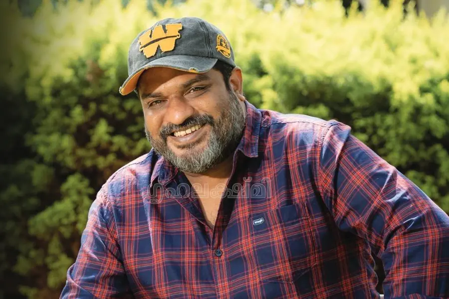 ഒപ്പം ഫോട്ടോയെടുത്ത ആദ്യ സെലിബ്രിറ്റി സംയുക്ത വര്മയാണ്, ഡിഗ്രിക്ക് പഠിക്കുന്ന സമയത്ത്