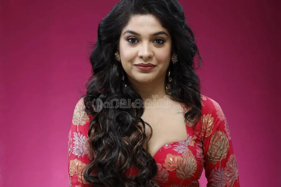 വിവാഹം,വിവാഹമോചനം,വിഷാദം,മടങ്ങിവരവ്; അര്ച്ചന കവിയുടെ പത്തുവര്ഷം