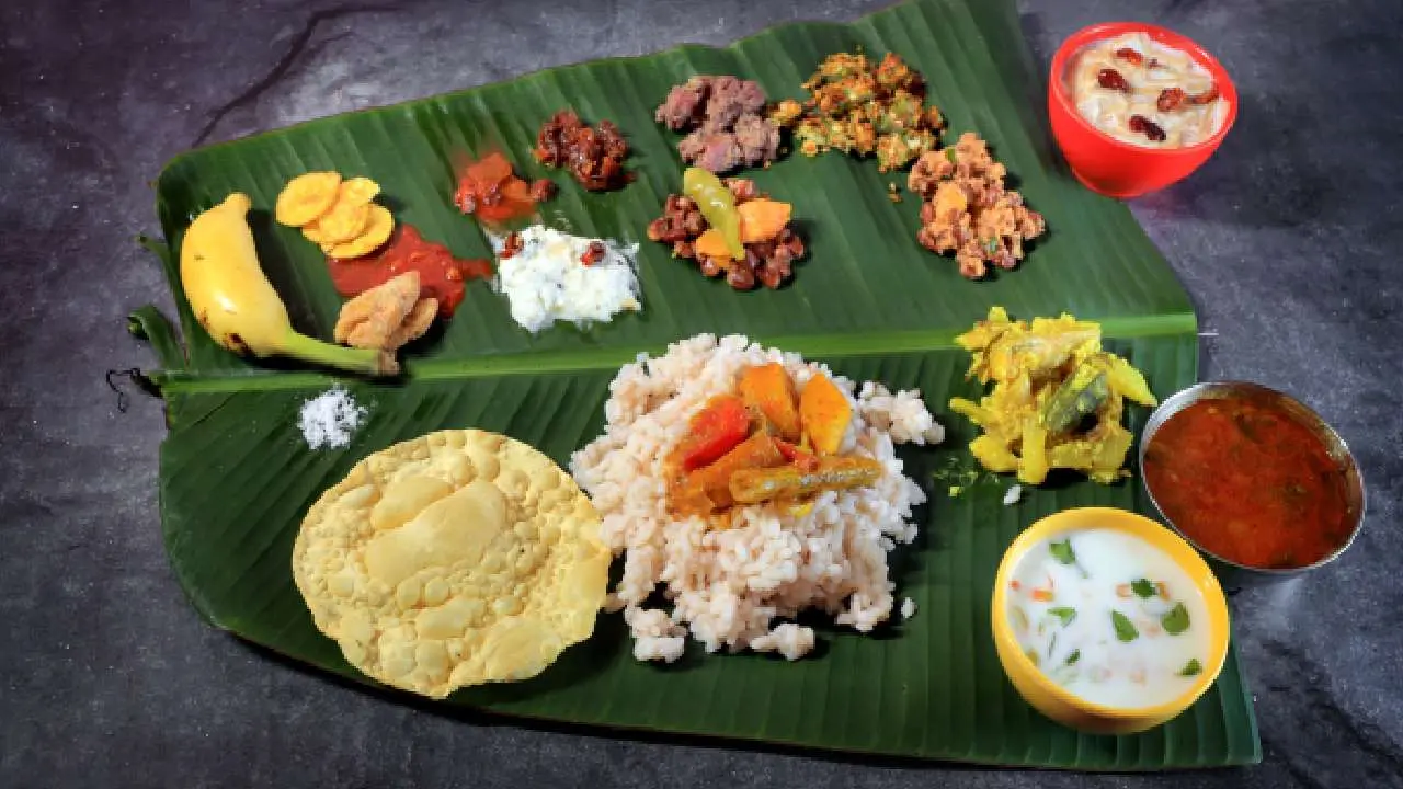 ഓണസദ്യ ഇങ്ങനെ കഴിക്കണം